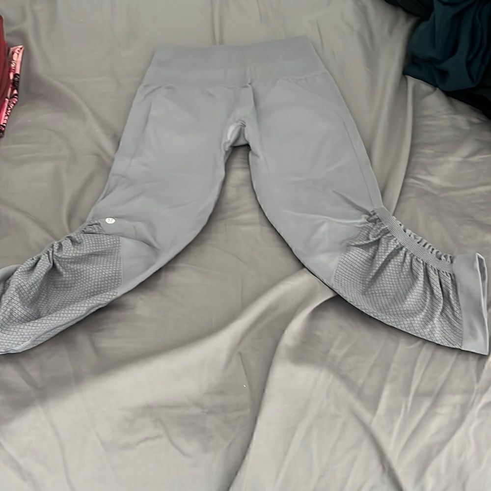 Lululemon light lavender cropped leggings sz 4